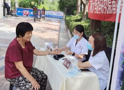 《天使在身邊》公益行&middot;健康義診咨詢活動走進魯能領秀城